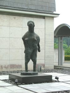 母
