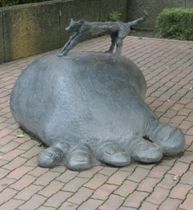犬も歩けば足の上