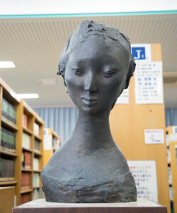静かなる朝からきた女